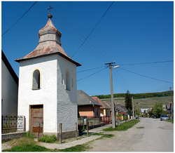 Zvonica v obci Viničky